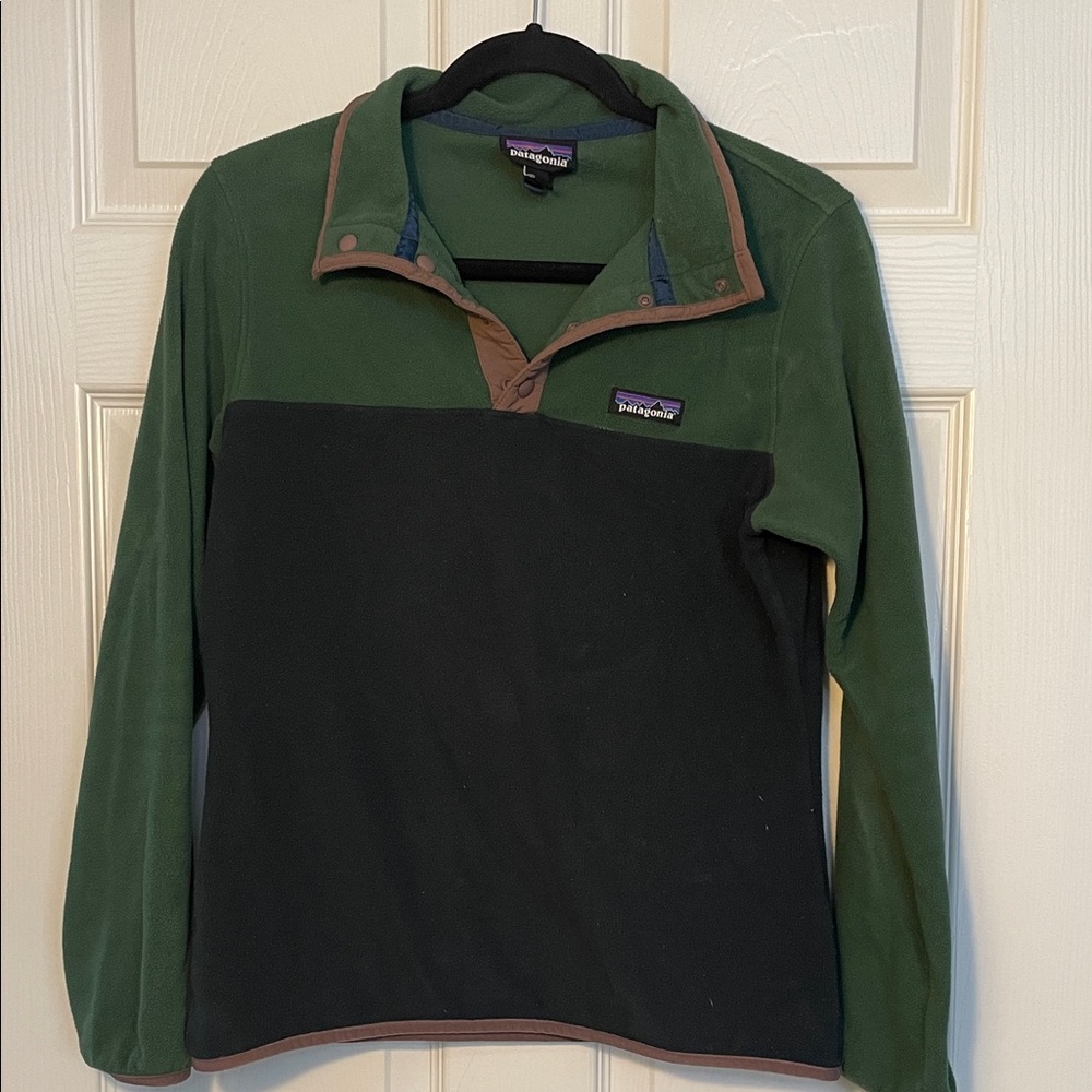 Patagonia Forest Green and Charcoal Fleece Top
